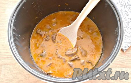 Мультиварку закрываем крышкой. Выключаем программу "Жарка", устанавливаем программу "Тушение"&nbsp;на 1 час. Готовим до окончания программы.