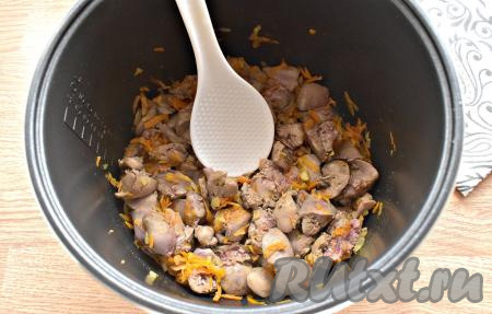 Обжариваем печёнку с овощами до тех пор, пока кусочки печени не поменяют цвет. Мне потребовалось 7 минут. Содержимое в чаше не забываем перемешивать. Готовим также без крышки.