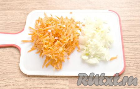 Очищаем морковку и лук. Натираем морковь на тёрке, лук нарезаем на небольшие кусочки.