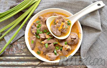 После окончания программы мультиварки вкусная, сочная, мягкая тушёная куриная печень будет готова, подаём её к столу с гарниром, поливая его аппетитной подливкой. Угощайтесь!
