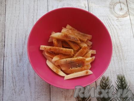 Далее&nbsp;посыпать картофель солью, приправой, молотым чёрным перцем и паприкой.