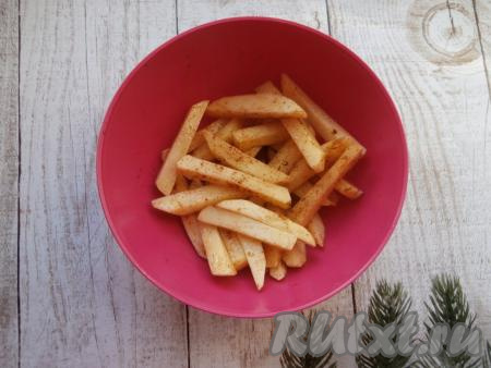 Влить растительное масло и хорошо перемешать, оставить картофель на 5 минут.