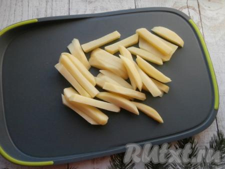 Нарезать картофель брусками, желательно, чтобы они были, примерно,&nbsp;одинакового размера.