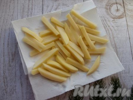 Обсушить картофель бумажными полотенцами и дать полностью обсохнуть на воздухе.