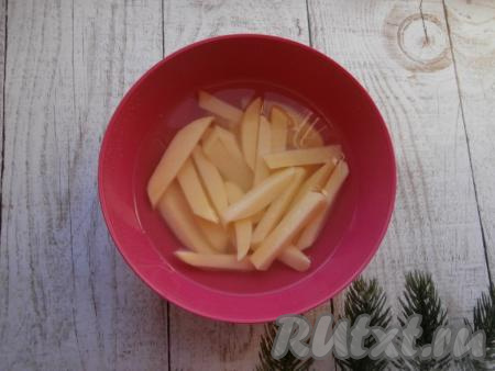 Залить картофель холодной водой, оставить на 5-7 минут, затем воду слить и картофель ещё раз хорошо промыть.