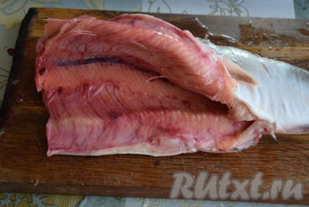 Далее отрезаем голову и хвост, потрошим, удаляя все внутренности.