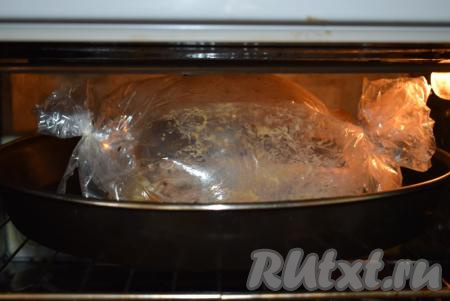  Отправляем противень в разогретую духовку. Запекаем горбушу в рукаве при температуре 180 градусов, примерно, 20 минут. Затем достаём противень, разрезаем рукав и запекаем горбушу ещё 10-12 минут.