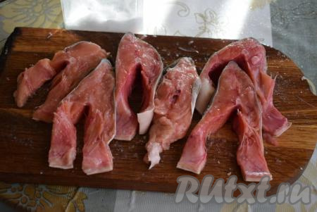 Солим кусочки горбуши и слегка сбрызгиваем растительным маслом. Втираем соль и растительное масло в каждый кусочек горбуши.