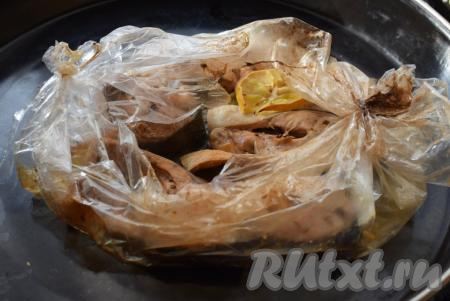 Готовую горбушу достаём из духовки и перекладываем при помощи лопаточки на блюдо.