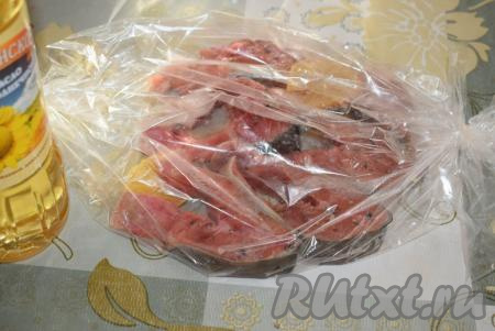 Отрезаем от рукава для запекания нужный по размеру прямоугольник. Перевязываем его сначала с одной стороны. Выкладываем дольки лимона, из которых мы выдавливали сок, в рукав. На лимон выкладываем кусочки горбуши в один слой и завязываем рукав&nbsp;с другой стороны.