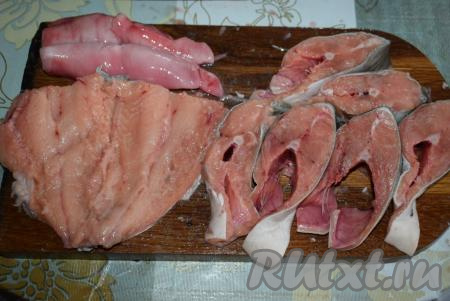 Горбушу нарезаем на порционные кусочки.&nbsp;Так как рыба у меня достаточно большая, я разрезала её на 6 порционных кусочков для запекания в рукаве, а хвостовую часть и молоку решила посолить.&nbsp;Вы же можете запечь всю рыбу или часть заморозить для дальнейшего использования.