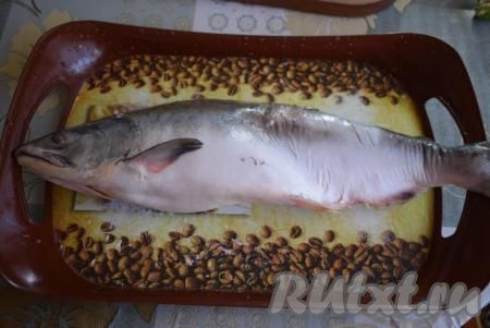 Горбушу чистим от чешуи и промываем под холодной водой.