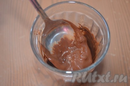 Какао залить кипятком, размешать, остудить до комнатной температуры.
