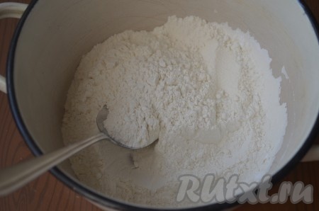В другой миске смешать муку, соль, разрыхлитель.