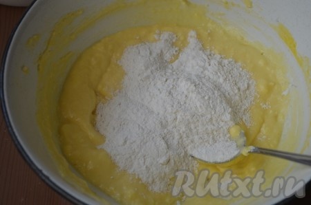 Соединить сухие и жидкие ингредиенты.