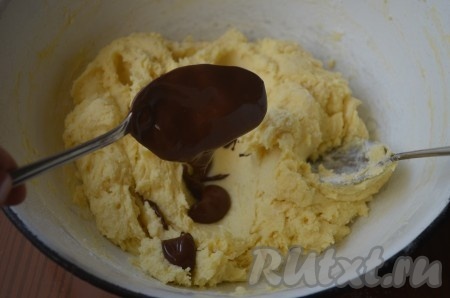 Добавить шоколадную массу, перемешать.