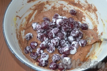 Вишню посыпать крахмалом, добавить в тесто, аккуратно перемешать.