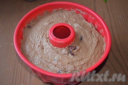 Форму смазать маслом, переложить в нее тесто, выпекать кекс в разогретой духовке при температуре 180 градусов 40-50 минут. Готовность проверяйте зубочисткой.
