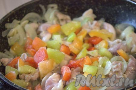 Болгарский перец очистить от семян и плодоножки, нарезать произвольно. Я&nbsp;использовала замороженный перец, нарезанный небольшими кубиками, добавила в сковороду, не размораживая его. Хорошо перемешать, обжаривать ещё 1-2 минуты.