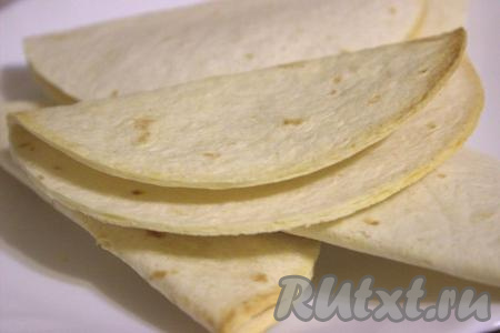 Поставить лепёшки в заранее разогретую до 180 градусов духовку на 3-4 минуты, чтобы они немного подсохли. Подсушенным лепёшкам дать немного остыть.