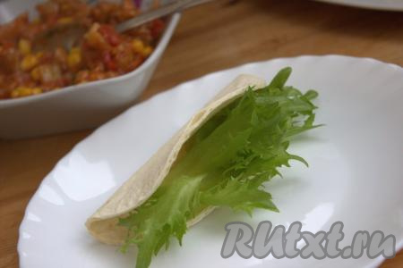 Внутрь подсушенных лепёшек вложить по листику салата.