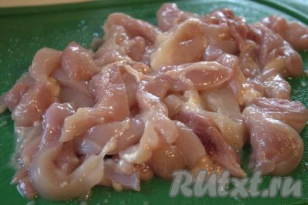 Куриное мясо хорошо промыть под проточной водой, нарезать на тонкие полоски (я использовала филе с куриных бёдер).