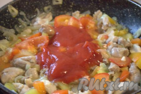 Уменьшить огонь до минимума, влить в сковороду кетчуп. 