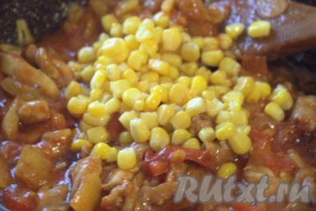 Затем в сковороду к готовым овощам и мясу добавить консервированную кукурузу, перемешать и прогреть 2-3 минуты.