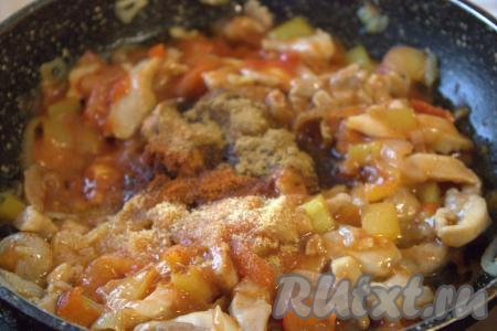 Приправить по вкусу (я приправила молотой паприкой и сухим чесноком). Добавить мелко нарезанный острый перец, именно он и сделает тако по-мексикански острым.&nbsp; Хорошо перемешать содержимое сковороды.&nbsp;При необходимости, влить примерно, 50 миллилитров воды (я не добавляла воду, у меня были очень сочные помидоры). Если добавляли воду, доведите содержимое сковороды до кипения и сразу уменьшите огонь до минимума. Тушить куриное мясо с овощами минут 7-10, не забывая помешивать, если нужно, досолить.