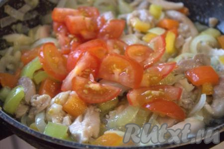 Затем в сковороду к овощам и куриному&nbsp;мясу добавить нарезанные на кусочки помидоры, перемешать.