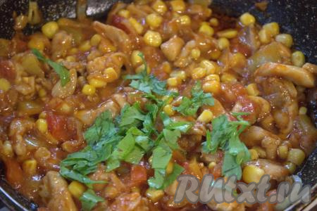 Выключить огонь и добавить мелко нарезанную зелень, перемешать и начинка для лепёшек готова, дать немного остыть.