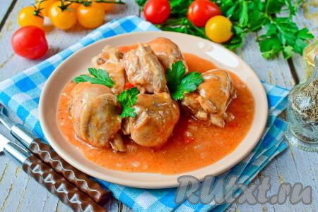 Ароматную, вкусную, аппетитную подливу из курицы, приготовленную с добавлением томатной пасты, к столу подаём горячей, дополнив гарниром (например, макаронами, картофельным пюре или рисом).