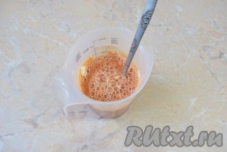 В отдельный стакан налейте 200 мл воды, смешайте её с мукой и томатной пастой, получится однородный томатный соус