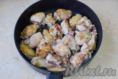 Для приготовления подливы подойдут любые части курочки. Можно взять целую курицу и разрезать её на небольшие кусочки. Посолите кусочки курицы, приправьте специями. В сковороду налейте немного растительного масла, разогрейте на среднем огне, выложите кусочки курицы и обжарьте до румяности с двух сторон.