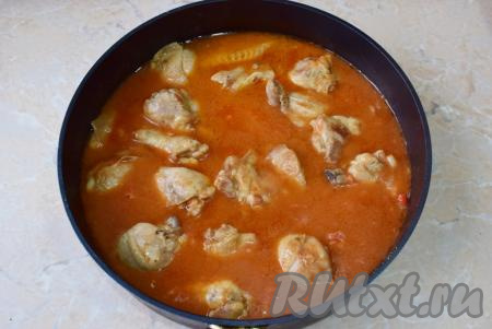 Доведите томатную подливу из курицы до кипения, а затем на небольшом огне тушите минут 5-7.