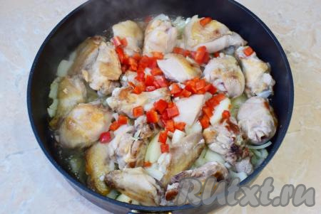 К поджаренной курочке добавьте нарезанные лук и болгарский перец, перемешайте и обжарьте в течение 3-4 минут. В процессе обжаривания от овощей появится приятный аромат. Затем к курице с овощами влейте 200 мл воды, доведите воду до кипения, накройте сковороду крышкой и готовьте на небольшом огне минут 15-20.