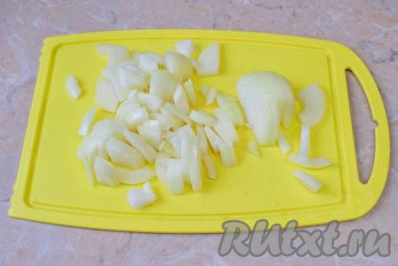 Нарежьте очищенный лук на небольшие кусочки.