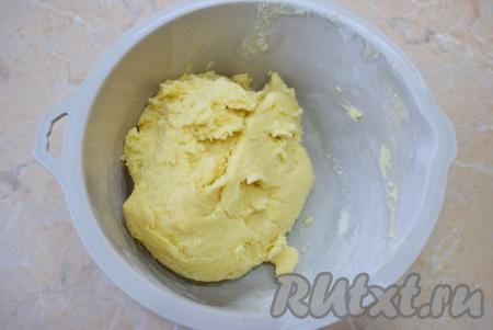 Постепенно подсыпайте муку и замешивайте песочное тесто. Ориентируйтесь не на конечное количество муки, а на консистенцию теста. Тесто должно быть нежным, мягким и не липнуть к рукам.