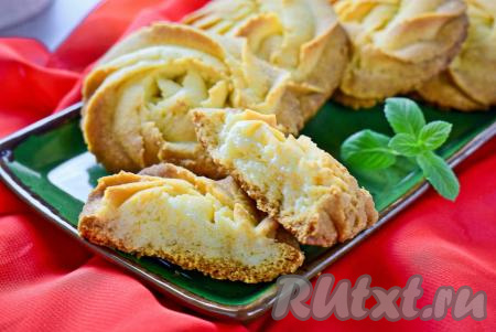 Вкусное и ароматное печенье готово. В состав этой домашней выпечки входят достаточно простые продукты (сливочное масло, мука, сахар и крахмал), а в результате - нежное, рассыпчатое песочное печенье, которое просто тает во рту.