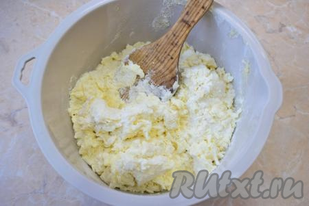 К получившейся массе всыпьте крахмал и щепотку ванилина, тщательно перемешайте.