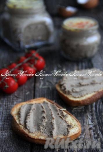 Печёночный паштет, приготовленный из куриной печени с добавлением варёных яиц, получается нежнейшим и очень вкусным.