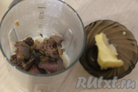 В чашу блендера выложить обжаренную печень с луком и варёные яйца. Добавить соль и размягчённое сливочное масло.