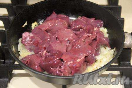 Куриную печень нарезать на крупные кусочки и добавить в сковороду к обжаренному луку.