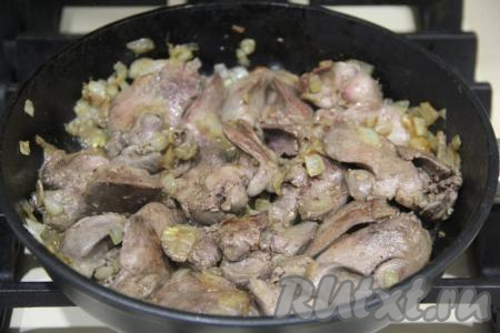Обжарить печень на среднем огне при периодическом помешивании до готовности (в течение 7-10 минут). Готовность печёнки можно проверить, разрезав  ножом достаточно крупный кусочек печени (если в разрезе нет кровяных вкраплений, значит печёнка готова). Остудить содержимое сковороды.