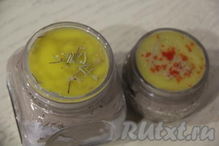 Я растопила немного сливочного масла и залила им паштет. Такой нехитрый приём позволит дольше сохранить паштет, так как масло застынет в холодильнике и на поверхности паштета образуется масляная корочка, которая не даст проникать воздуху внутрь банки. Сверху, по желанию, можно присыпать масло паприкой, тимьяном или розмарином. Накрыть баночки крышками и поставить в холодильник на ночь.