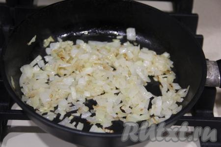 Лук почистить и нарезать на тонкие полукольца. В сковороду влить масло и выложить лук. Обжарить лук при помешивании до золотистого цвета на среднем огне.