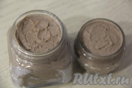 Разложить печёночный паштет по баночкам или&nbsp;выложить в керамическую форму.