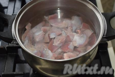 Далее в кастрюлю выкладываем подготовленные желудки, вливаем столько воды, чтобы она была выше уровня желудочков на 1 см. Бульон, в котором будут вариться желудки, нам понадобится в дальнейшем, поэтому много воды не наливаем, пусть бульон будет насыщенным.