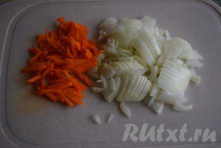 Пока варятся желудочки, очистим лук и морковь. Нарежем лук четверть кольцами, а морковь - соломкой.