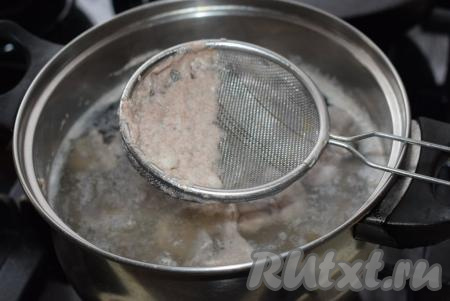 Ставим кастрюлю с желудками на огонь. Когда вода закипит, снимаем пену при помощи ситечка. Солим по вкусу и варим желудки на медленном огне 40-50 минут.